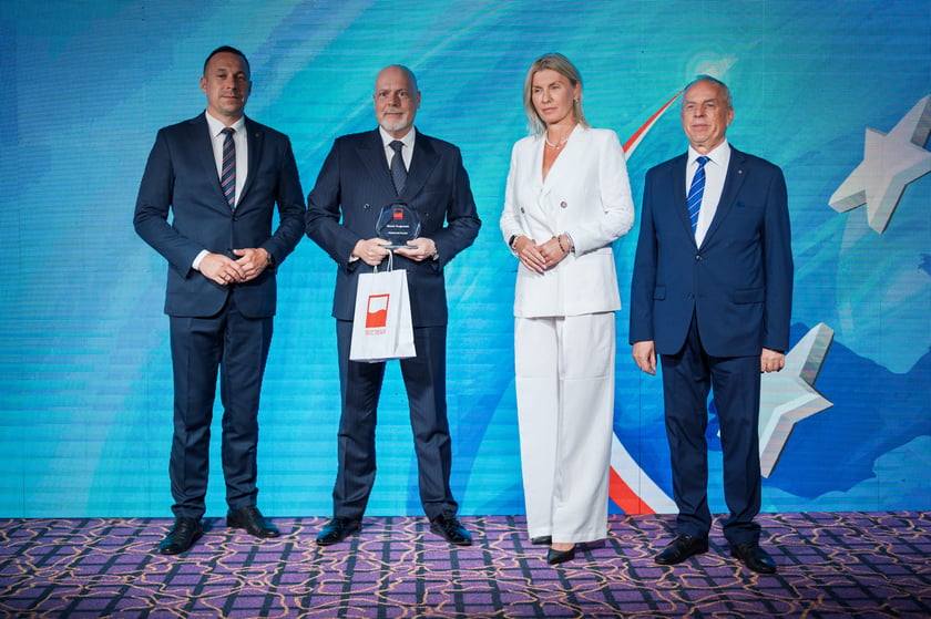 Nagrody "Teraz" Polska" dla os&oacute;b w szczeg&oacute;lny spos&oacute;b promujących Dolny Śląsk otrzymali Piotr Zieliński i Marek Krajewski