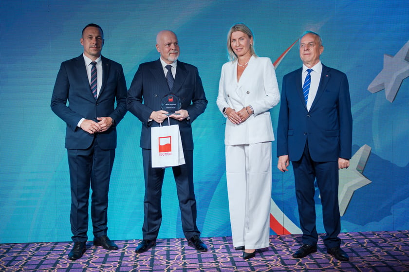 Nagrody "Teraz" Polska" dla os&oacute;b w szczeg&oacute;lny spos&oacute;b promujących Dolny Śląsk otrzymali Piotr Zieliński i Marek Krajewski