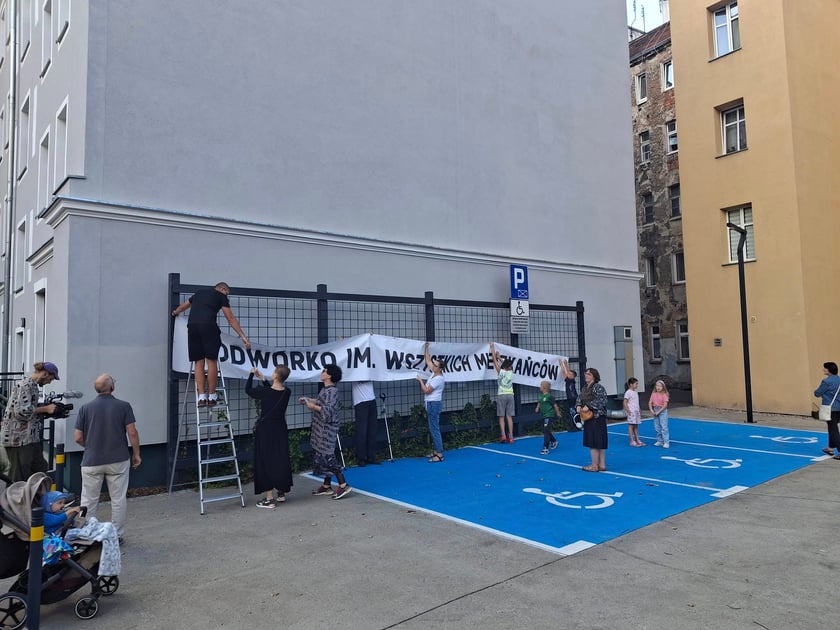 Spotkanie w podw&oacute;rku im. Wszystkich Mieszkańc&oacute;w dało sposobność do wsp&oacute;lnych wspomink&oacute;w