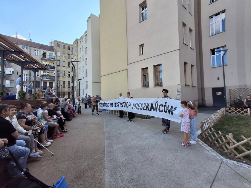 &ndash; Mieszkańcy i sąsiedzi podw&oacute;rka przez te wszystkie lata zintegrowali się we wsp&oacute;lnej sprawie, czyli remoncie wnętrza &ndash; przypomina ALeksandra Lipertowska z ZZK