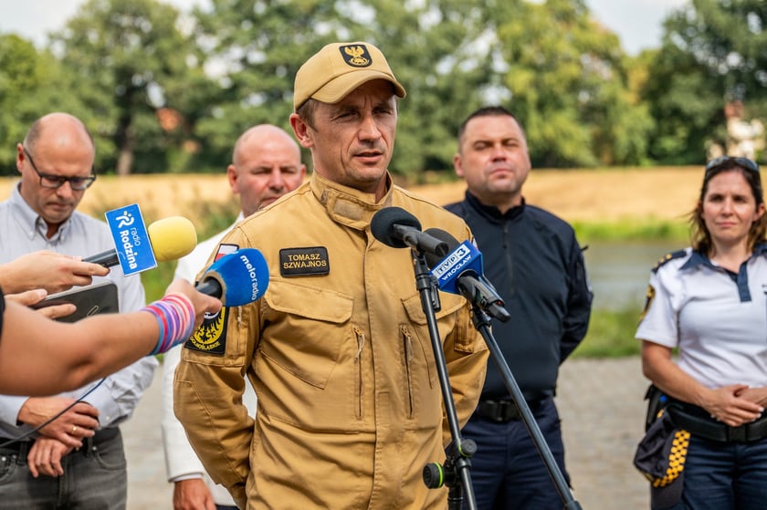 Konferencja prasowa po akcji wyjmowania samochodu z rzeki - Tomasz Szwajnos