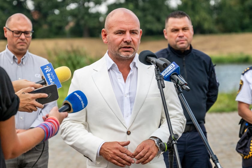 Konferencja prasowa po akcji wyjmowania samochodu z rzeki - Dominik Kłosowski