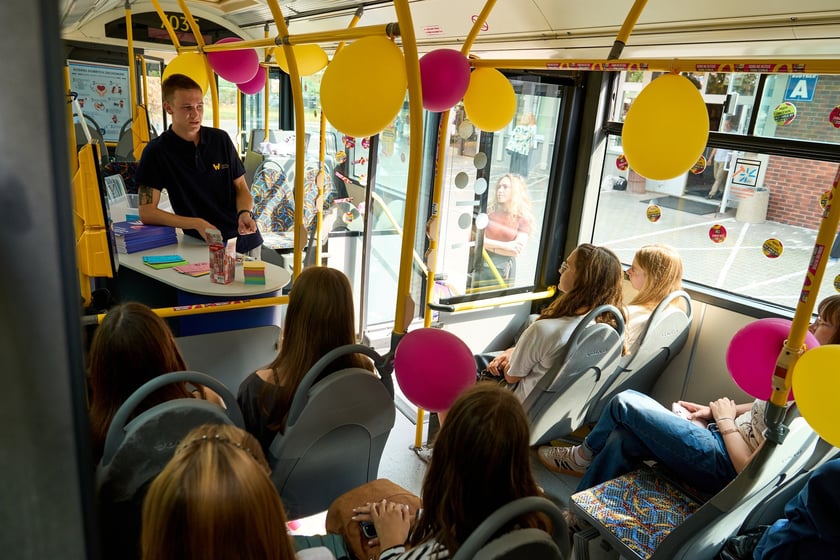 Specjalny autobus przywiózł akcję HejTy Reaguj do Liceum nr 8 im. Bolesława Krzywoustego