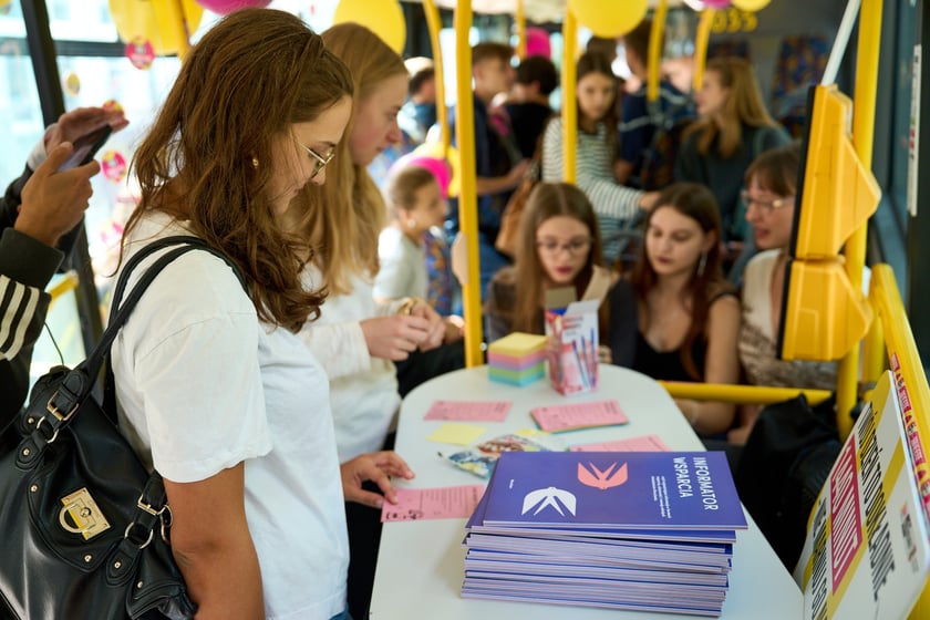Specjalny autobus przywiózł akcję HejTy Reaguj do Liceum nr 8 im. Bolesława Krzywoustego