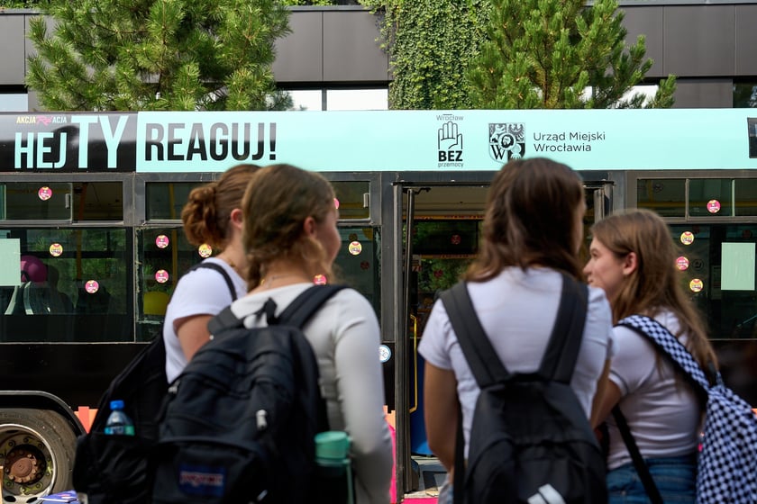 Specjalny autobus przywiózł akcję HejTy Reaguj do Liceum nr 8 im. Bolesława Krzywoustego
