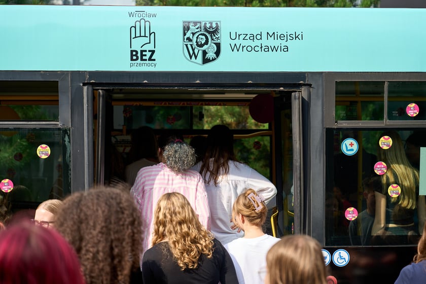 Specjalny autobus przywiózł akcję HejTy Reaguj do Liceum nr 8 im. Bolesława Krzywoustego