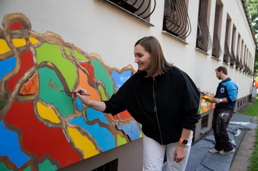 Uczestnicy spotkania, podczas kt&oacute;rego malowano mural solidarności