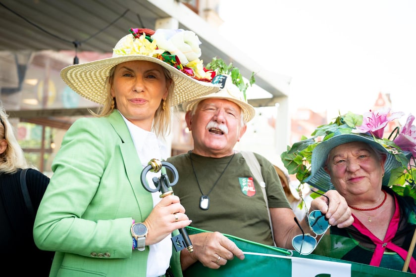 Marsz kapeluszy i przekazanie kluczy do miasta kr&oacute;lowej i kr&oacute;lowi senior&oacute;w - Dni Seniora 2025 we Wrocławiu