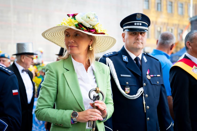 Marsz kapeluszy i przekazanie kluczy do miasta kr&oacute;lowej i kr&oacute;lowi senior&oacute;w - Dni Seniora 2025 we Wrocławiu