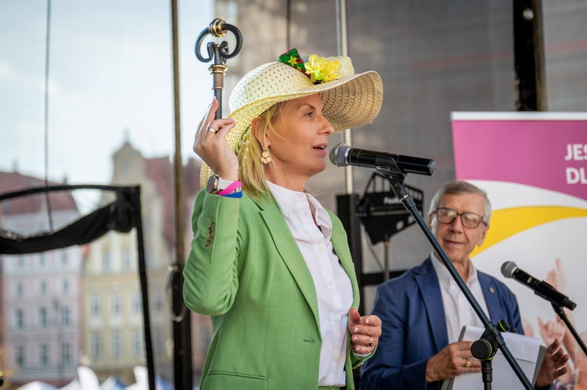 Marsz kapeluszy i przekazanie kluczy do miasta kr&oacute;lowej i kr&oacute;lowi senior&oacute;w - Dni Seniora 2025 we Wrocławiu