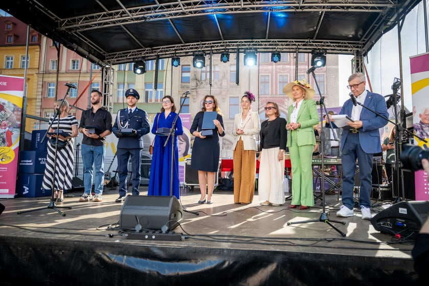 Marsz kapeluszy i przekazanie kluczy do miasta kr&oacute;lowej i kr&oacute;lowi senior&oacute;w - Dni Seniora 2025 we Wrocławiu