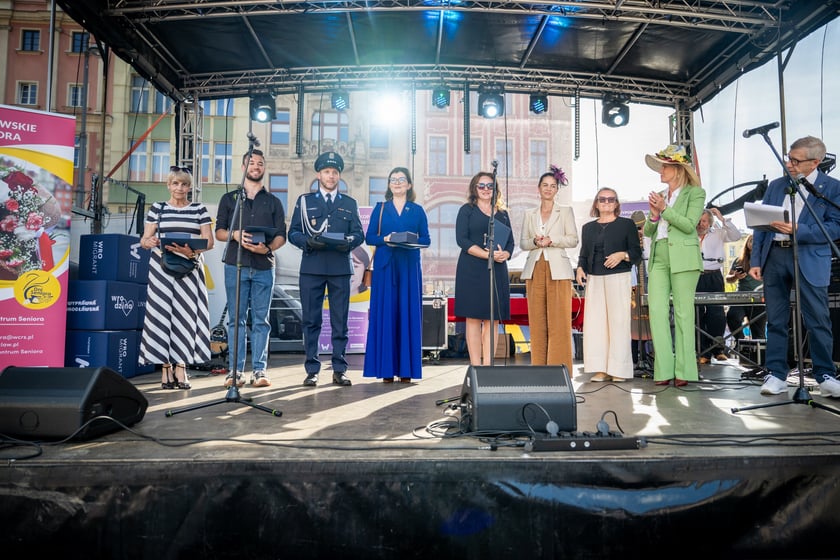 Marsz kapeluszy i przekazanie kluczy do miasta kr&oacute;lowej i kr&oacute;lowi senior&oacute;w - Dni Seniora 2025 we Wrocławiu