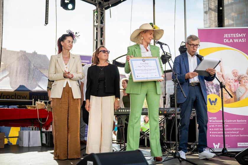 Marsz kapeluszy i przekazanie kluczy do miasta kr&oacute;lowej i kr&oacute;lowi senior&oacute;w - Dni Seniora 2025 we Wrocławiu