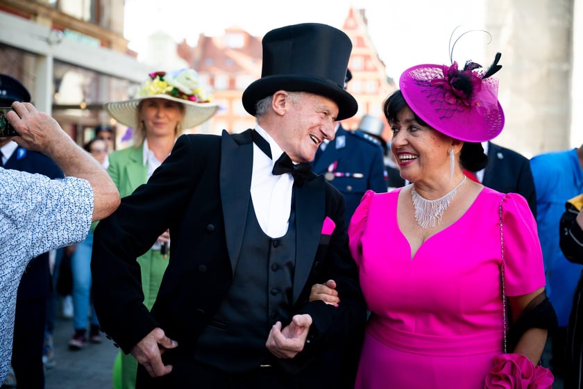 Marsz kapeluszy i przekazanie kluczy do miasta kr&oacute;lowej i kr&oacute;lowi senior&oacute;w - Dni Seniora 2025 we Wrocławiu