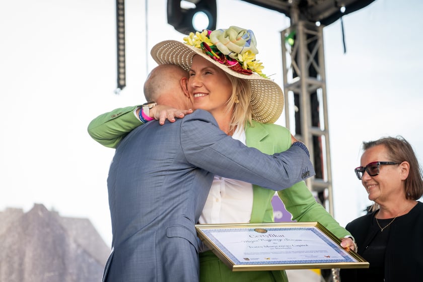 Marsz kapeluszy i przekazanie kluczy do miasta kr&oacute;lowej i kr&oacute;lowi senior&oacute;w - Dni Seniora 2025 we Wrocławiu