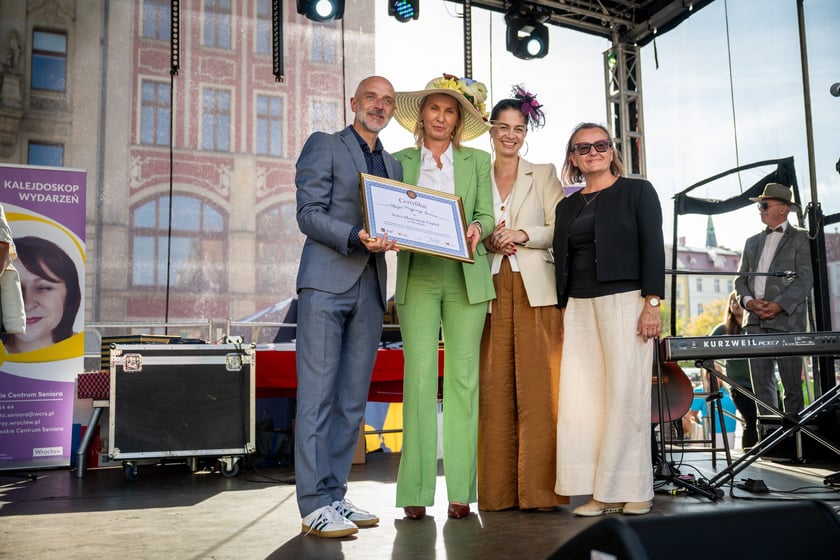 Marsz kapeluszy i przekazanie kluczy do miasta kr&oacute;lowej i kr&oacute;lowi senior&oacute;w - Dni Seniora 2025 we Wrocławiu