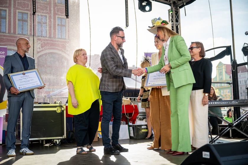 Marsz kapeluszy i przekazanie kluczy do miasta kr&oacute;lowej i kr&oacute;lowi senior&oacute;w - Dni Seniora 2025 we Wrocławiu