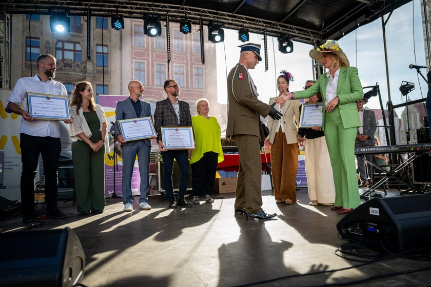 Marsz kapeluszy i przekazanie kluczy do miasta kr&oacute;lowej i kr&oacute;lowi senior&oacute;w - Dni Seniora 2025 we Wrocławiu