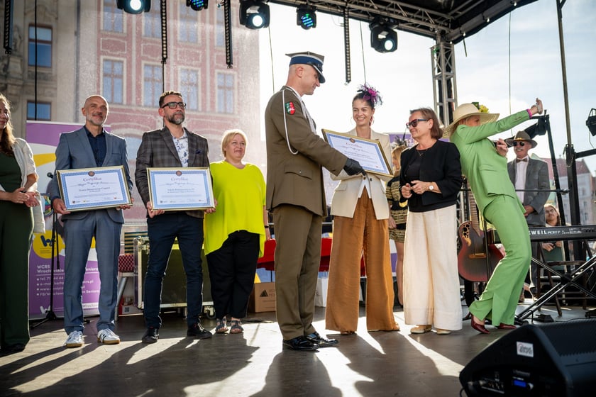 Marsz kapeluszy i przekazanie kluczy do miasta kr&oacute;lowej i kr&oacute;lowi senior&oacute;w - Dni Seniora 2025 we Wrocławiu