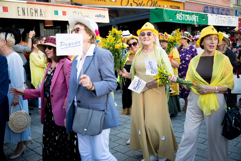 Marsz kapeluszy i przekazanie kluczy do miasta kr&oacute;lowej i kr&oacute;lowi senior&oacute;w - Dni Seniora 2025 we Wrocławiu