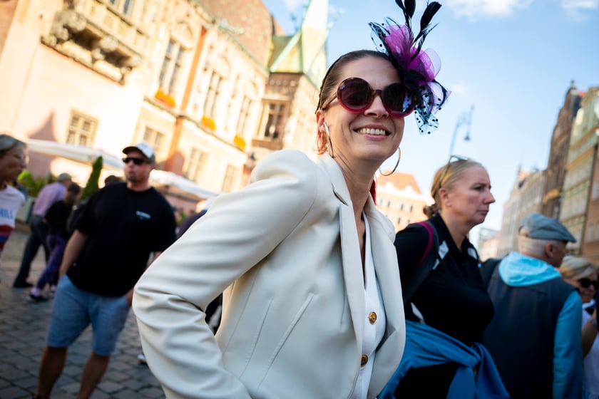 Marsz kapeluszy i przekazanie kluczy do miasta kr&oacute;lowej i kr&oacute;lowi senior&oacute;w - Dni Seniora 2025 we Wrocławiu