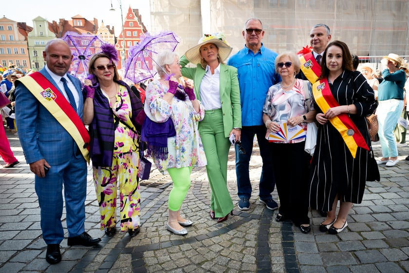 Marsz kapeluszy i przekazanie kluczy do miasta kr&oacute;lowej i kr&oacute;lowi senior&oacute;w - Dni Seniora 2025 we Wrocławiu
