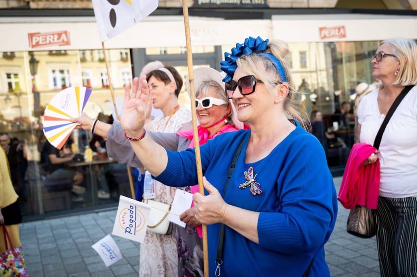 Marsz kapeluszy i przekazanie kluczy do miasta kr&oacute;lowej i kr&oacute;lowi senior&oacute;w - Dni Seniora 2025 we Wrocławiu