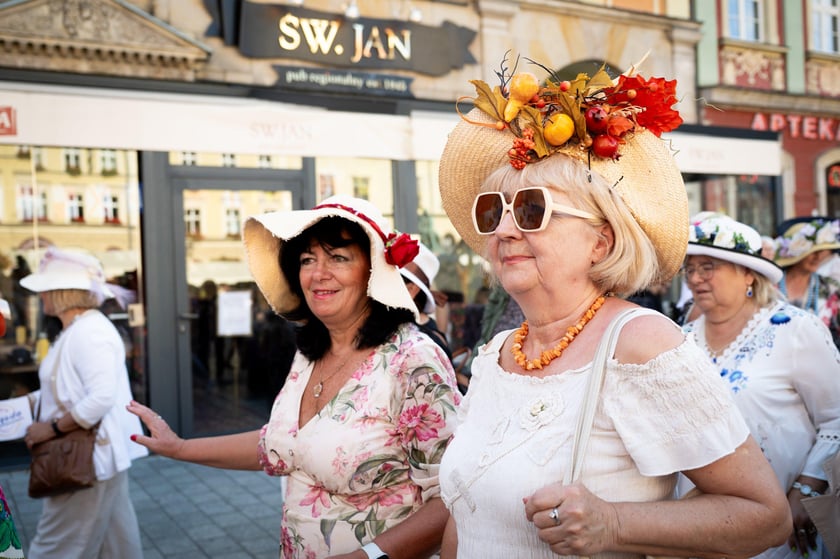 Marsz kapeluszy i przekazanie kluczy do miasta kr&oacute;lowej i kr&oacute;lowi senior&oacute;w - Dni Seniora 2025 we Wrocławiu