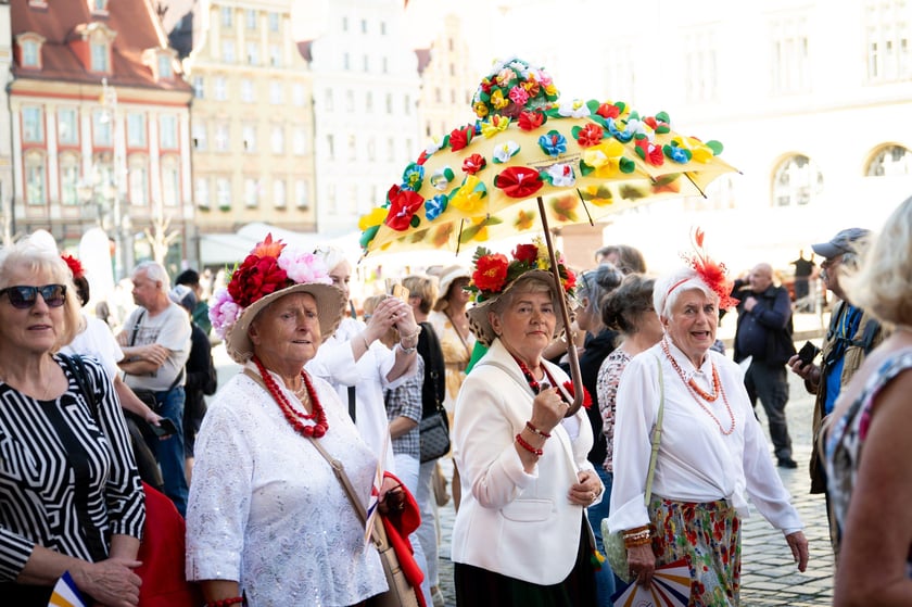 Marsz kapeluszy i przekazanie kluczy do miasta kr&oacute;lowej i kr&oacute;lowi senior&oacute;w - Dni Seniora 2025 we Wrocławiu