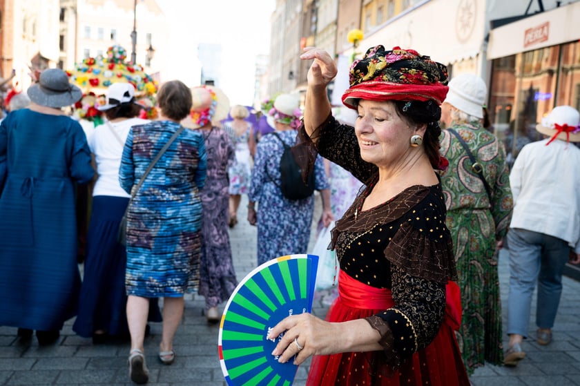 Marsz kapeluszy i przekazanie kluczy do miasta kr&oacute;lowej i kr&oacute;lowi senior&oacute;w - Dni Seniora 2025 we Wrocławiu