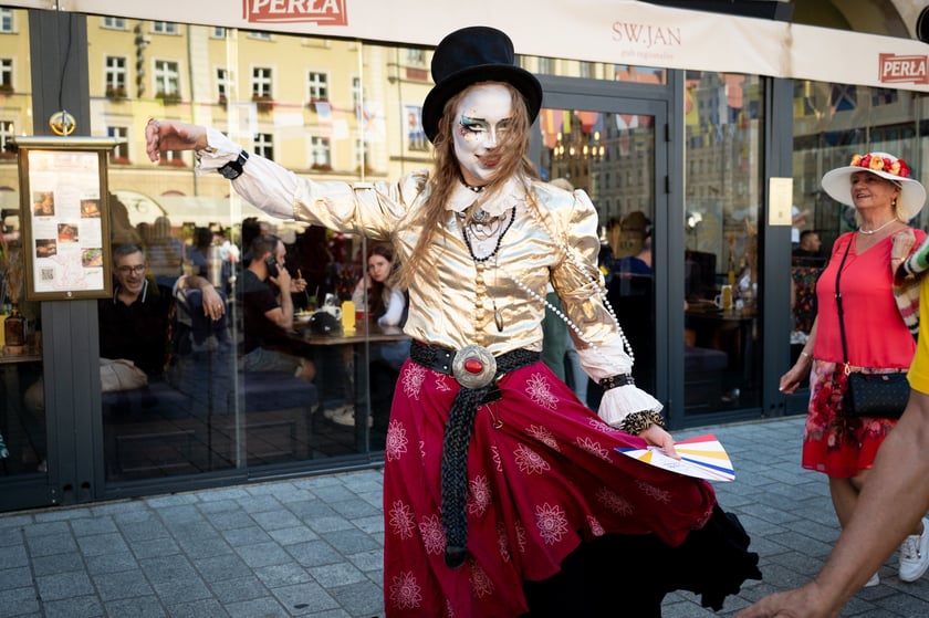 Marsz kapeluszy i przekazanie kluczy do miasta kr&oacute;lowej i kr&oacute;lowi senior&oacute;w - Dni Seniora 2025 we Wrocławiu