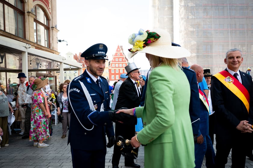 Marsz kapeluszy i przekazanie kluczy do miasta kr&oacute;lowej i kr&oacute;lowi senior&oacute;w - Dni Seniora 2025 we Wrocławiu