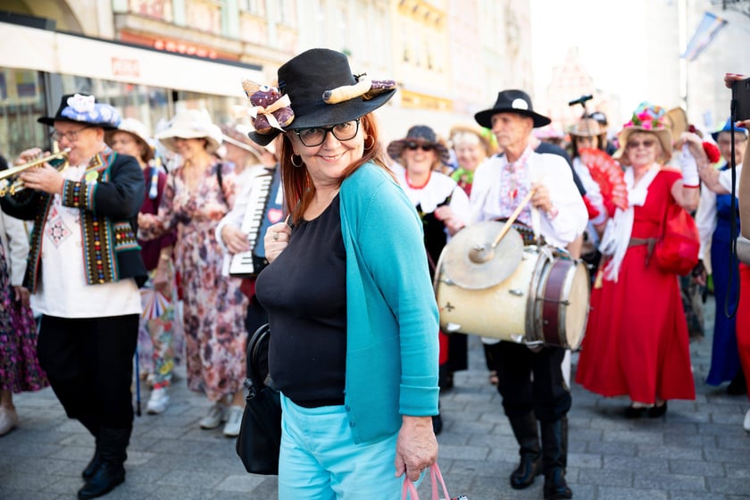 Marsz kapeluszy i przekazanie kluczy do miasta kr&oacute;lowej i kr&oacute;lowi senior&oacute;w - Dni Seniora 2025 we Wrocławiu