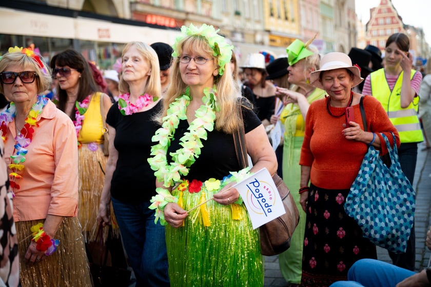 Marsz kapeluszy i przekazanie kluczy do miasta kr&oacute;lowej i kr&oacute;lowi senior&oacute;w - Dni Seniora 2025 we Wrocławiu