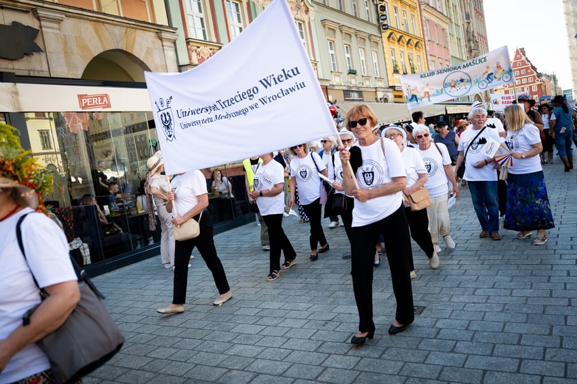 Marsz kapeluszy i przekazanie kluczy do miasta kr&oacute;lowej i kr&oacute;lowi senior&oacute;w - Dni Seniora 2025 we Wrocławiu