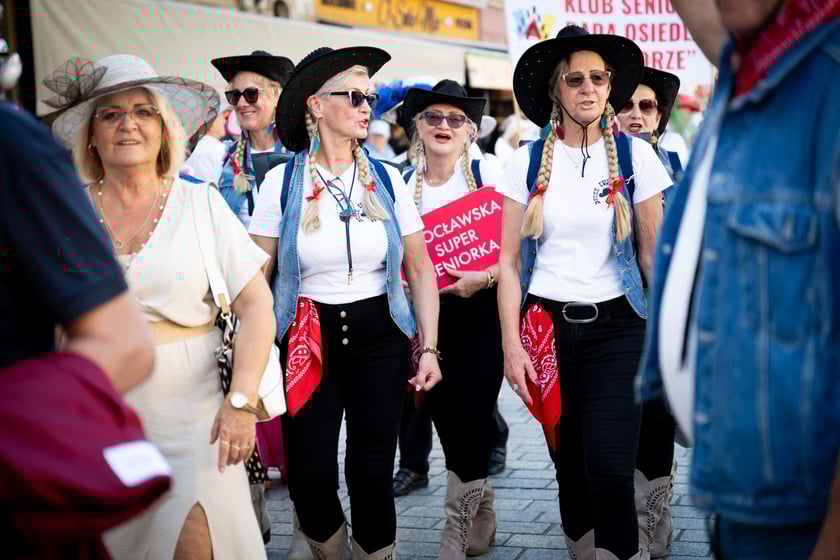 Marsz kapeluszy i przekazanie kluczy do miasta kr&oacute;lowej i kr&oacute;lowi senior&oacute;w - Dni Seniora 2025 we Wrocławiu