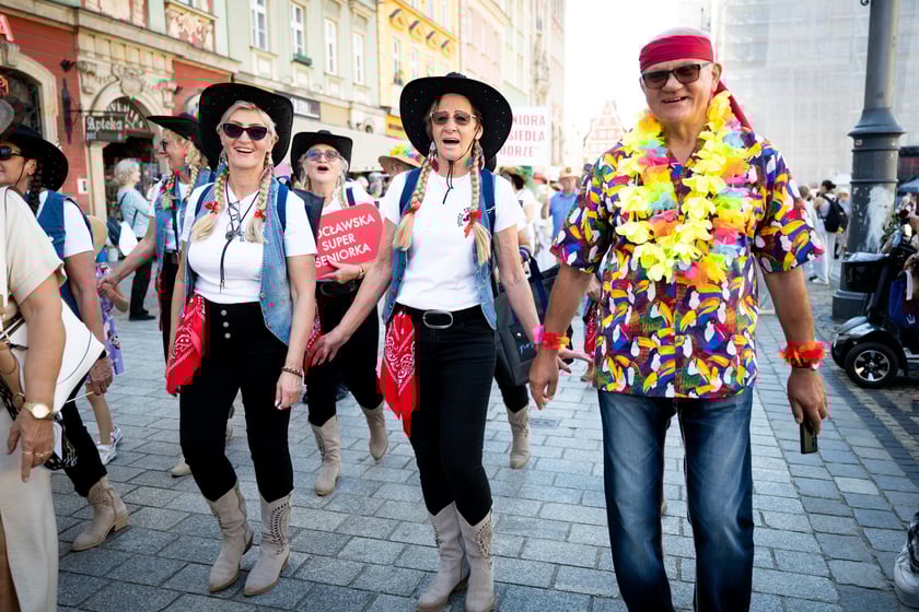 Marsz kapeluszy i przekazanie kluczy do miasta kr&oacute;lowej i kr&oacute;lowi senior&oacute;w - Dni Seniora 2025 we Wrocławiu