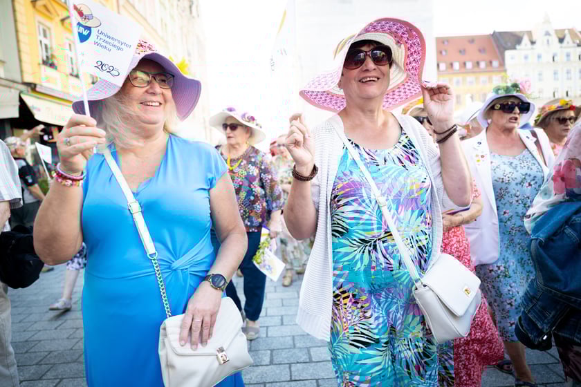 Marsz kapeluszy i przekazanie kluczy do miasta kr&oacute;lowej i kr&oacute;lowi senior&oacute;w - Dni Seniora 2025 we Wrocławiu