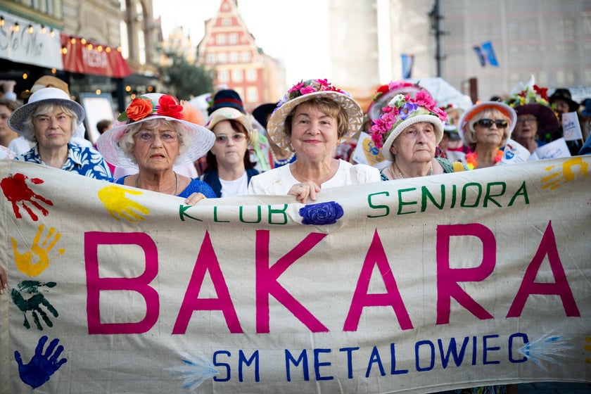 Marsz kapeluszy i przekazanie kluczy do miasta kr&oacute;lowej i kr&oacute;lowi senior&oacute;w - Dni Seniora 2025 we Wrocławiu