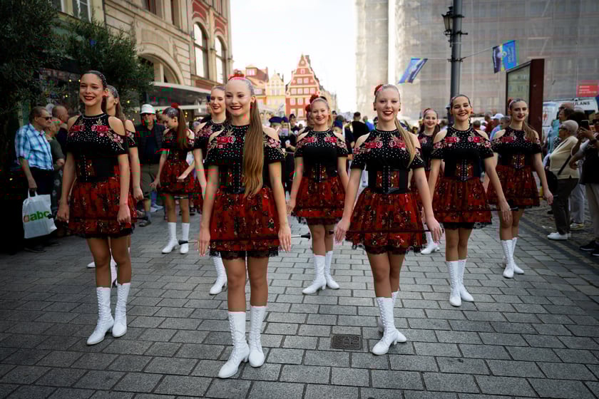 Marsz kapeluszy i przekazanie kluczy do miasta kr&oacute;lowej i kr&oacute;lowi senior&oacute;w - Dni Seniora 2025 we Wrocławiu