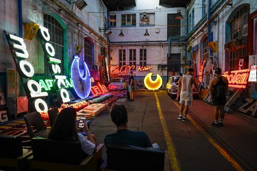 Backstage galerii Neon Side - tu trzymane są niewyeksponowane wrocławskie neony z dawnych lat