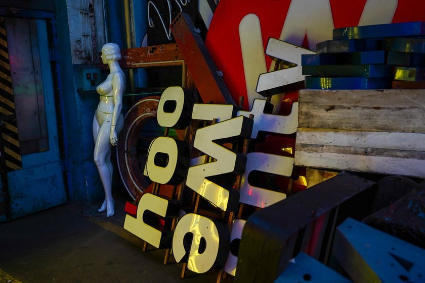 Backstage galerii Neon Side - tu trzymane są niewyeksponowane wrocławskie neony z dawnych lat