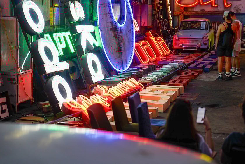 Backstage galerii Neon Side - tu trzymane są niewyeksponowane wrocławskie neony z dawnych lat