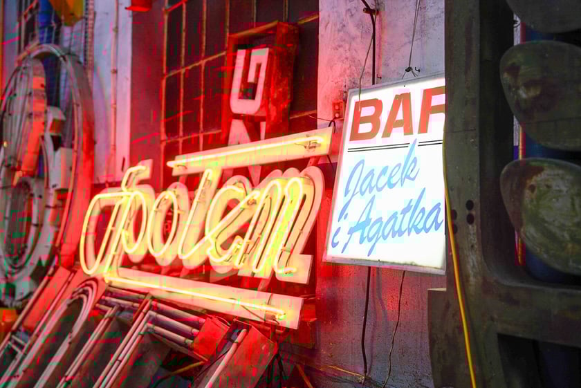 Backstage galerii Neon Side - tu trzymane są niewyeksponowane wrocławskie neony z dawnych lat