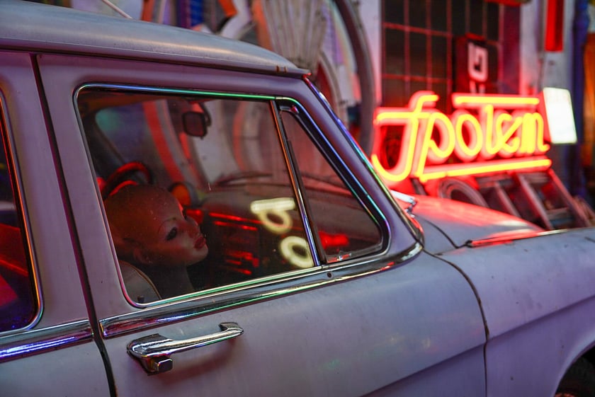 Backstage galerii Neon Side - tu trzymane są niewyeksponowane wrocławskie neony z dawnych lat