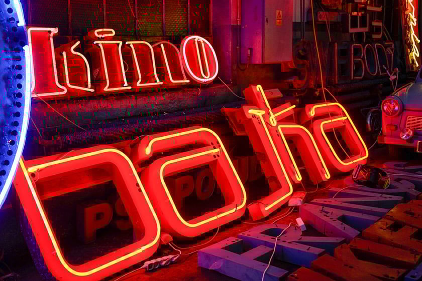 Backstage galerii Neon Side - tu trzymane są niewyeksponowane wrocławskie neony z dawnych lat