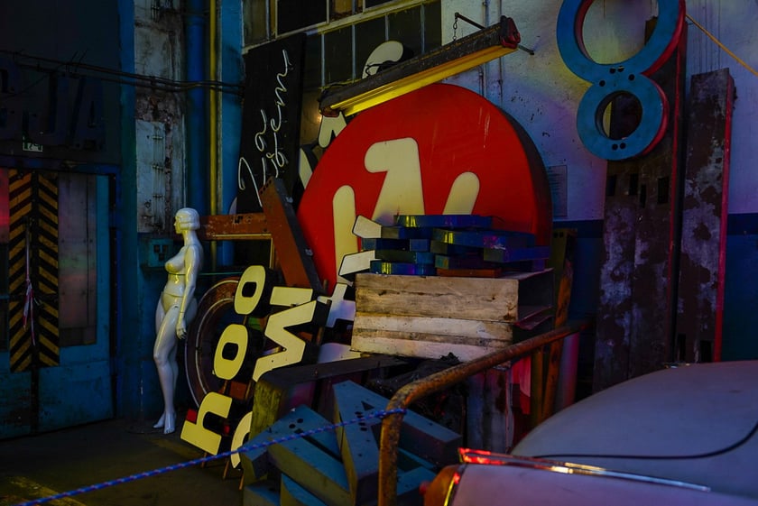 Backstage galerii Neon Side - tu trzymane są niewyeksponowane wrocławskie neony z dawnych lat
