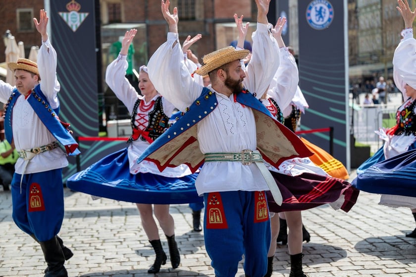 Otwarcie ogólnodostępnej strefy kibica Fan Festival w rynku przed finałem LK UEFA