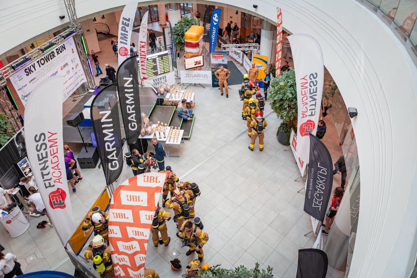 Uczestnicy 10. Sky Tower Run we Wrocławiu