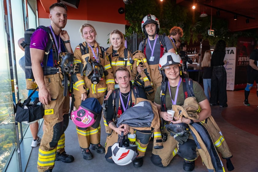 Uczestnicy 10. Sky Tower Run we Wrocławiu